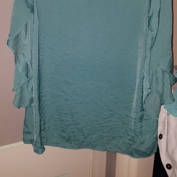 Beautiful Top - Picture 2 of 4